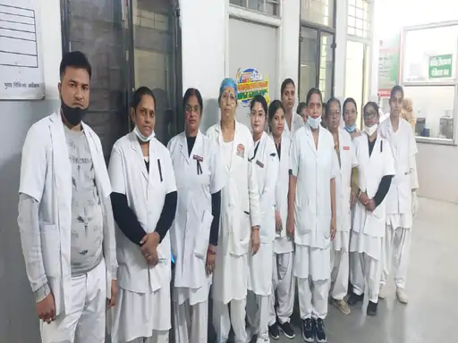 लोकबंधु अस्पताल में कर्मचारियों का प्रदर्शन जारी